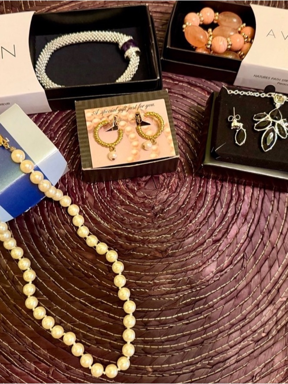 Vintage AVON Jewelry 
LOT OF 5 NEW ITEMS!